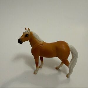 Breyer Stablemate model horse Palomino standing horse, Rare Christmas exclusive